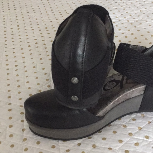 OTBT Closed Toed Wedges - Picture 3 of 6